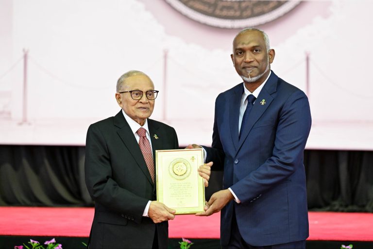 ނޮވެމްބަރު 3ގެ ޝަރަފުގެ އައްޑަނަ ރައީސް މައުމޫނަށް