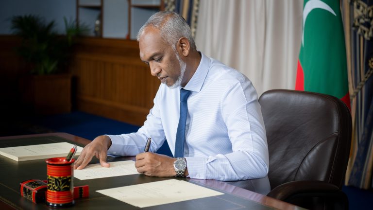 ރައީސް، ޓްރޭޑްމާރކް ބިލު ތަސްދީޤުކުރައްވައިފި