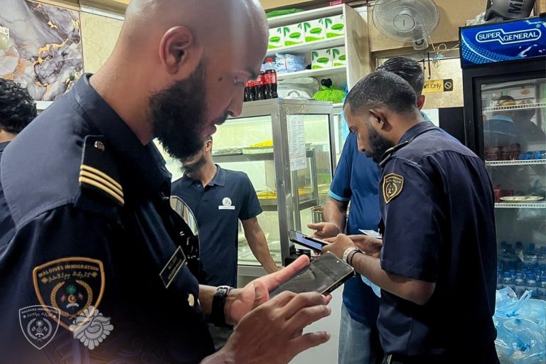 އިމިގްރޭޝަނުން ހިންގި އޮޕަރޭޝަނެއްގައި 5 ބިދޭސީން ހައްޔަރަށް
