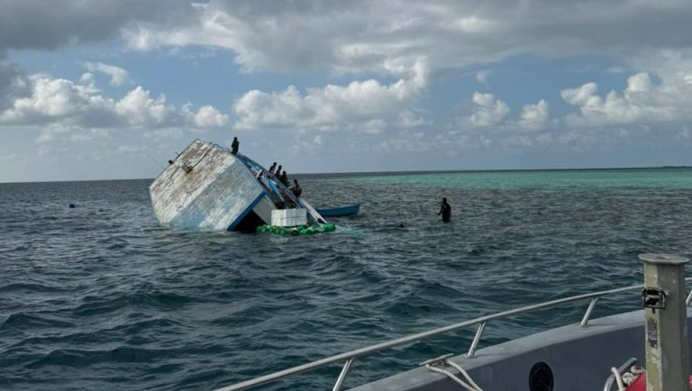 ފެރިދޫ ކައިރިން ބޯޓެއް ފަރަށް އަރައި އަޑިއަށްދަނީ