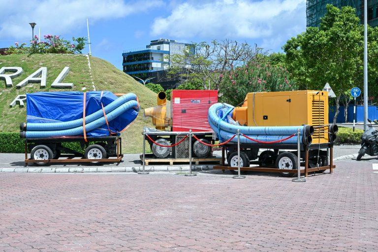 ޗައިނާއިން ރާއްޖެއަށް ފެންހިދާ 6 ޕަމްޕް ހަދިޔާކޮށްފި