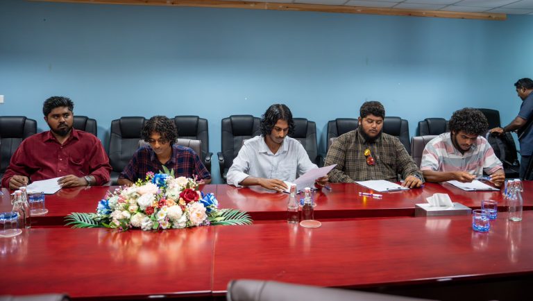 އިންޓަރންޝިޕަށް ހޮވުނު ޒުވާން މަސްވެރިންނާ މިނިސްޓަރ ބައްދަލުކުރައްވައިފި