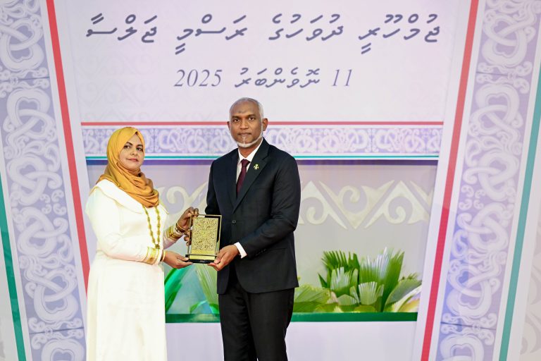ދައުލަތަށް ދިގު މުއްދަތަކަށް ޚިދުމަތް ކުރެއްވި 97 ބޭފުޅަކަށް ޝަރަފުގެ ބެޖާއި އައްޑަނަ ދެއްވައިފި