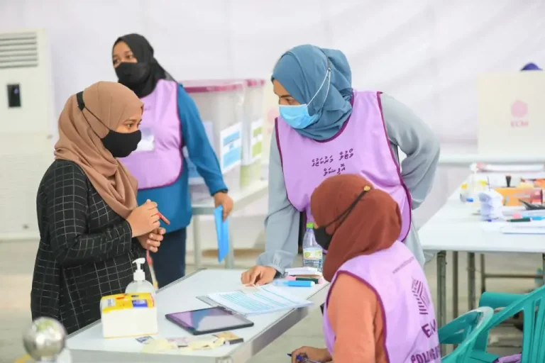 ކައުންސިލް އިންތިހާބަށް 7،000 އަށް ވުރެ ގިނަ އޮފިޝަލުން ހޯދަނީ