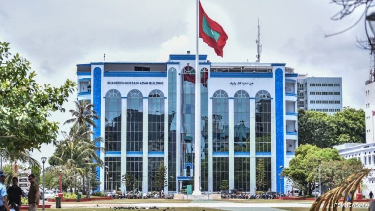 މަންމައަކު ފިރިހެން ކުއްޖަކަށް ޖިސްމާނީ އަދި ޖިންސީ އަނިޔާކުރި މައްސަލައެއް ބަލަނީ