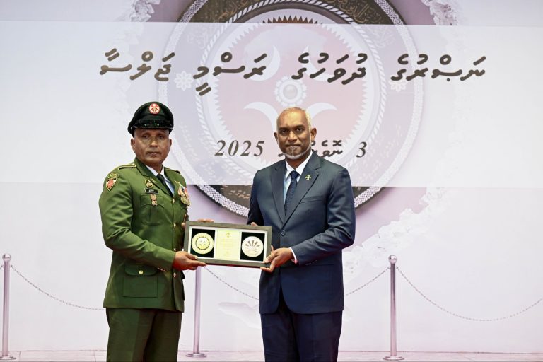 ނޮވެމްބަރު 3: ޝަހީދުވި 8 ސިފައިން އަދި 11 އާންމުންގެ އަގުވަޒަންކޮށް ޝަރަފުގެ އައްޑަނައެއް