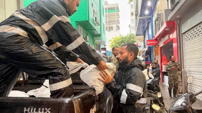 ބޯކޮށް ވާރޭވެހި މަގުތަކުގައި ފެންބޮޑުވުމުގެ ސަބަބުން ސިފައިން އެހީތެރިކަން ފޯރުކޮށްދީފި