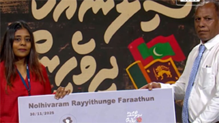 ނޮޅިވަރަމް ދާއިރާ ރައްޔިތުންގެ ނަމުގައި އެމްޕީ ރަޝީދުބެ 20،000 ރުފިޔާ ހަދިޔާކުރައްވައިފި