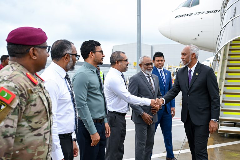 ރައީސް އިނގިރޭސިވިލާތަށް ކުރެއްވި ދަތުރުފުޅަށްފަހު މާލެ ވަޑައިގެންފި