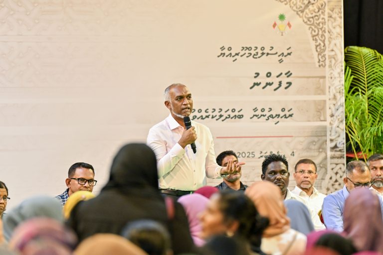ރައީސް މާދަމާ ރޭ ހެންވޭރުގެ ރައްޔިތުންނާ ބައްދަލުކުރައްވަނީ