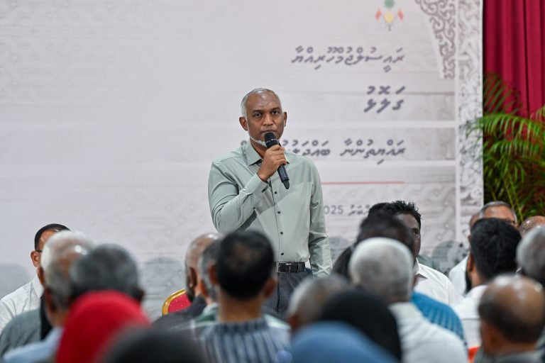 2 ހަފުތާ ތެރޭ ގަވާއިދާ ހިލާފަށް ބިދޭސީން ހިންގި 38 ވިޔަފާރިއެއް ބަންދުކޮށްފި: ރައީސް