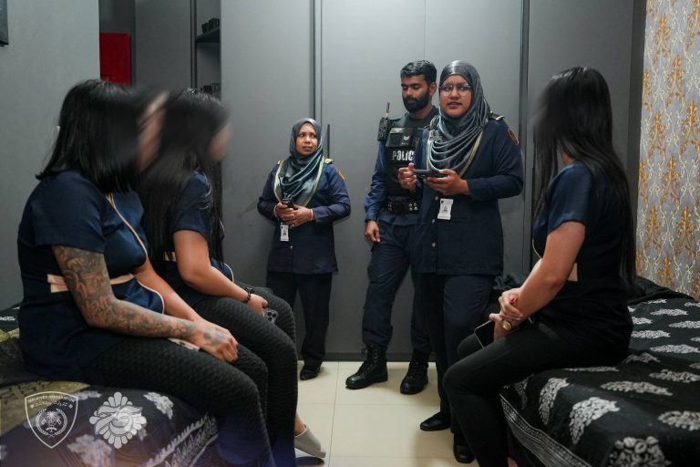 4 މަސާޖު ޕާލާއެއް ފާސްކޮށް، 4 ބިދޭސީން އިމިގްރޭޝަނުގެ ބެލުމުގެ ދަށަށް