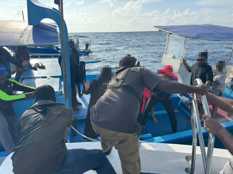 އިންޖީނު ހުއްޓި އޮޔާދިޔަ ދޯންޏެއްގައި، ތިބި ބަޔަކު ސަލާމަތްކޮށްފި