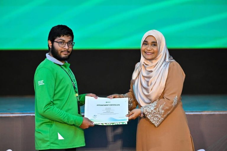އެޗްޑީސީން ނުކުޅެދުންތެރިކަން ހުރި 30 މީހަކަށް ވަޒީފާ ދީފި