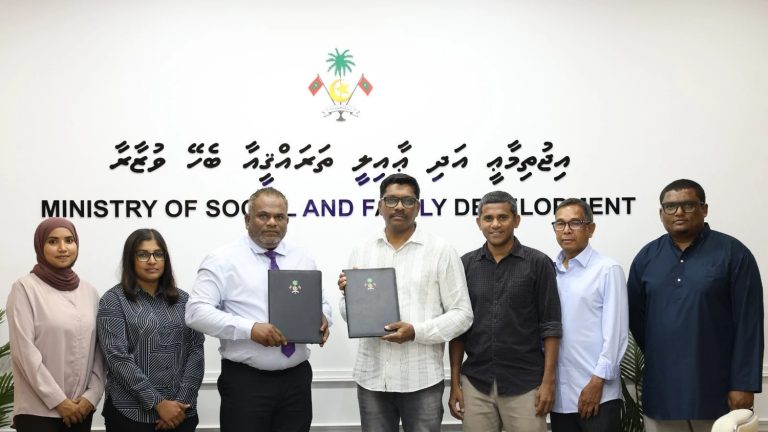 އިޖުތިމާޢީ ވުޒާރާއިން ތާޖް ކޮރަލް ރީފްއާއެކު ފަހުމުނާމާއެއްގައި ސޮއިކޮށްފި