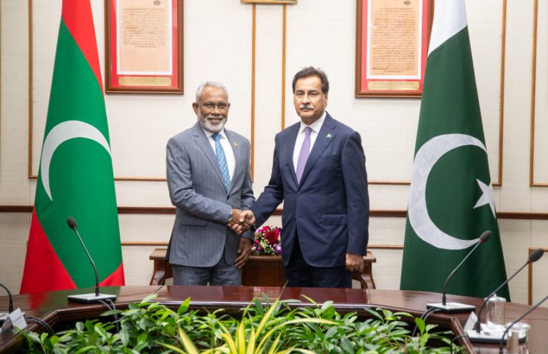 ޕާކިސްތާނުގެ ގާނޫނު ހަދާ މަޖިލީހުގެ ރައީސް، މަޖިލީހުގެ ރައީސްގެ އަރިހަށް އިހްތިރާމްގެ ޒިޔާރަތެއް ކުރައްވައިފި