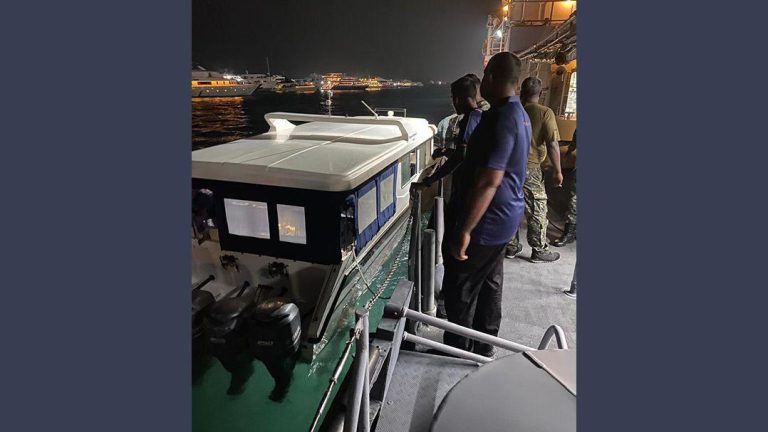 ހުޅުމާލޭ ފަޅުތެރޭގައި އޮއްވައި ދިޔަވަމުންދިޔަ ލޯންޗަކަށް އެމްއެންޑީއެފުން އެހީތެރިކަން ފޯރުކޮށްދީފި