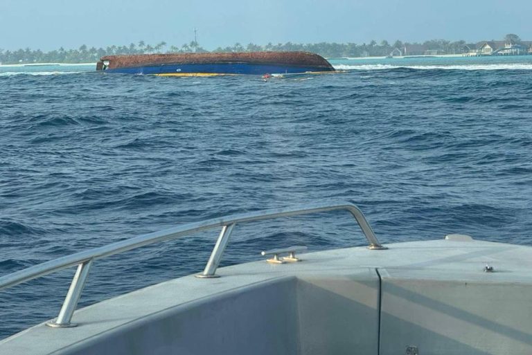 ހަތަރު މީހުންނާއެކު ދަތުރުކުރި ދޯންޏެއް ބަންޑުން ޖަހާލައިފި