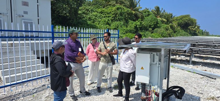 ވޯލްޑް ބޭންކުގެ ވަފުދެއް އައްޑޫ އާއި ފުވައްމުލަކުގެ ސޯލާ މަޝްރޫއުތައް ބަލައިފި