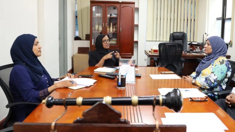 ޕޮލިޓެކްނިކުން ދިވެހި ބޭސްވެރިންގެ ޖަމްޢިޔާއާ ބައްދަލުކުރައްވައިފި