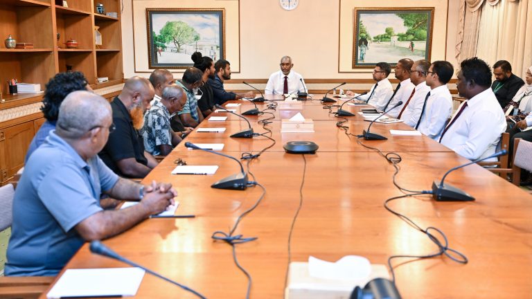 ރައީސް، ވިޔަފާރި ބަނދަރުގައި މުދާ އުފުލާ ލޮރީ ޑްރައިވަރުންނާ ބައްދަލުކުރައްވައިފި