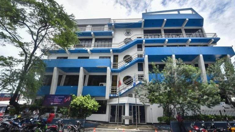 އެމްޕީއެލް ފަޅުތެރޭގައި އޮތް ދެ ޓަގު ބޯޓު ދޭތެރެއަށް ވެއްޓި އެ ކުންފުނީގެ މުވައްޒަފަކު ނިޔާވެއްޖެ