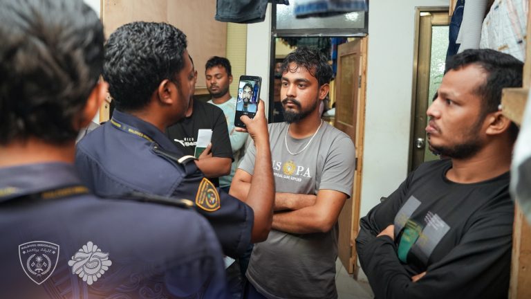 ގަވާއިދާ ޚިލާފަށް އުޅެމުންދިޔަ ހަ ބިދޭސީއަކު ހައްޔަރުކޮށްފި
