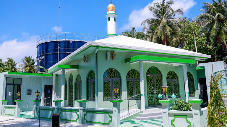 އދ. އޮމަދޫގައި އަލަށް ބިނާކުރި "މަސްޖިދުއްރަޙުމާ" ރަސްމީކޮށް ހުޅުވައިފި