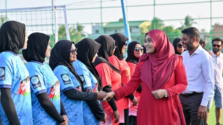 މީދޫ ވޮލީބޯޅަ ކޯޓް، ރައީސްގެ އަނބިކަނބަލުން ހުޅުއްވައިދެއްވައިފި
