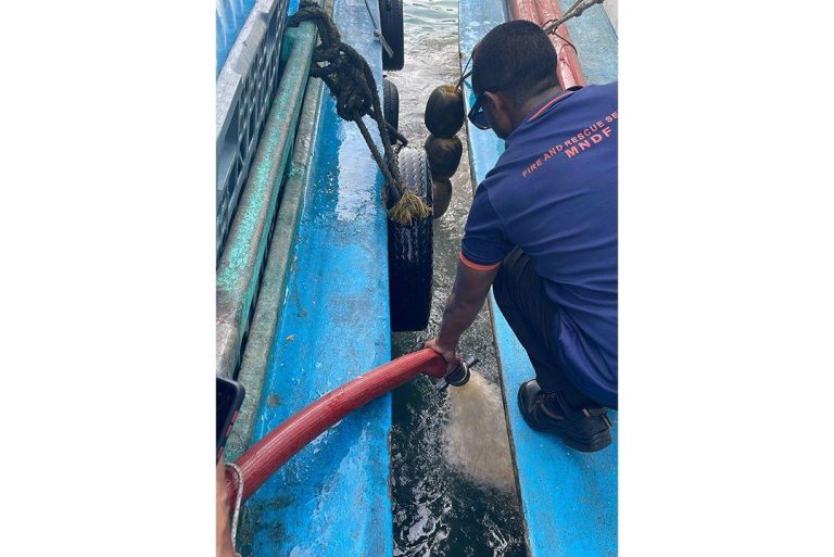 ދިޔަވަމުން ދިޔަ މުދާ އުފުލާ ބޯޓަކަށް ސިފައިން އެހީތެރިކަން ފޯރުކޮށްދީފި