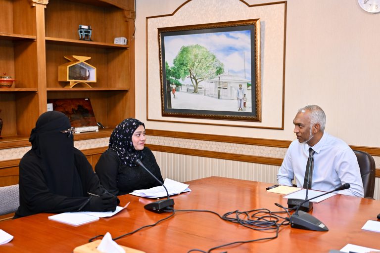 އޯޓިޒަމް ސަޕޯޓް ޔުނިޓީގެ ބެލެނިވެރިންނާ ރައީސް ބައްދަލުކުރައްވައިފި