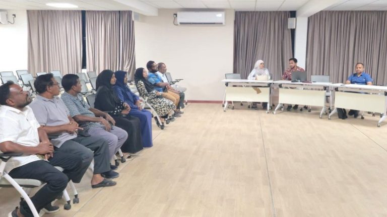 ކުޅުދުއްފުށި ސިޓީގައި ގާއިމުކުރާ ސޯލާ ހަކަތައިގެ ނިޒާމާއި ގުޅޭގޮތުން ރައްޔިތުންނާއި އެކު މަޝްވަރާ ބައްދަލުވުންތަކެއް ބާއްވައިފި