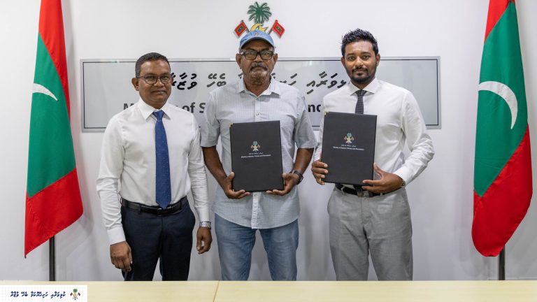 ފަސް ރަށެއްގައި ފުޓުބޯޅަ ދަނޑު އަޅަން ދެ ކުންފުންޏަކާ ހަވާލުކޮށްފި