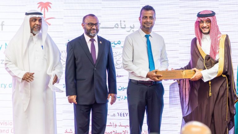 ސަޢޫދީ ސަރުކާރުން އިސްލާމިކް މިނިސްޓްރީއަށް 15 ޓަނުގެ ކަދުރު ހަދިޔާކޮށްފި