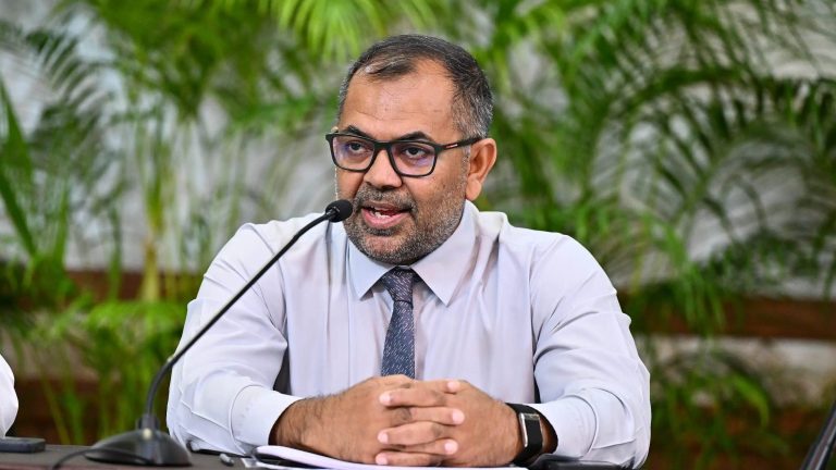 ސަރުކާރު ކުންފުނިތަކުގެ މުވައްޒަފުންގެ އަދަދު %33 މަދުކުރަން އަންގައިފި