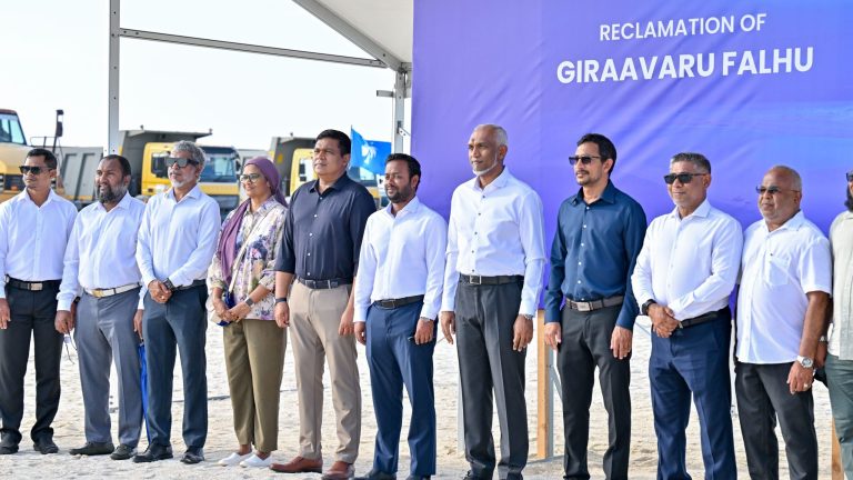 ގިރާވަރުފަޅުގެ ބިންހިއްކުމުގެ މަޝްރޫއުގެ އަމަލީ މަސައްކަތް ކުރިއަށްދާ ގޮތް ރައީސް ބައްލަވާލެއްވުން - ފޮޓޯ؛ ރައީސް އޮފީސް
