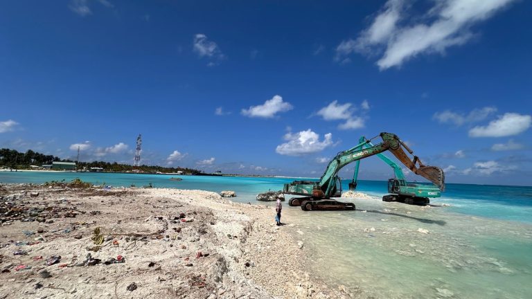 ނިލަންދޫ ދަޅުމަސް ބަންދުކުރާ ކާރުހާނާގެ ބިން ހިއްކުމާއި ބަނދަރު ހެދުމުގެ އަމަލީ މަސައްކަތް ފަށައިފި