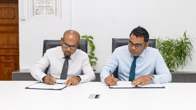 ހުޅުދުއްފާރާއި ހިމަންދޫގެ މަގުތައް ޒަމާނީ ފެންވަރަށް ތަރައްގީ ކުރުމަށް އާރްޑީސީއަށް