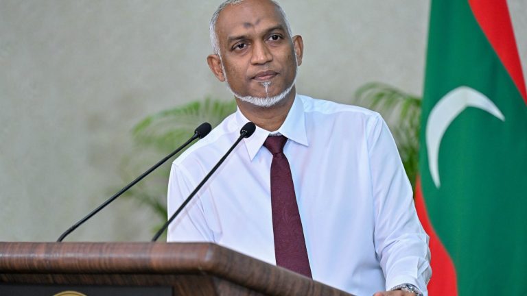 ރައީސް ޑރ. މުހައްމަދު މުއިއްޒު ނޫސްވެރިންނާ ބައްދަލުވުމެއްގައި.