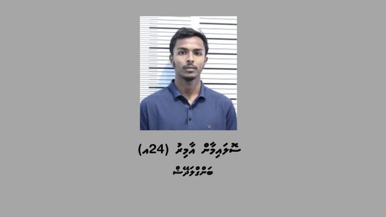 ފޭކް ސްލިޕް ފޮނުވައިގެން ސައިކަލެއް ނެގި ކަމުގެ ތުހުމަތަށް ހައްޔަރުކުރި ސޮލައިމާން އާމިރު. ފޮޓޯ: ފުލުހުން