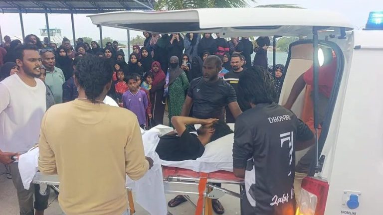 ފީއަލީގައި ފުރާޅު ސާފުކުރަން އުޅުނު ދެބެއިން ކަރަންޓުގައި ޖެހި އަނިޔާތަކެއް