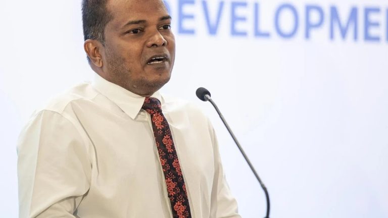 ވާދަވެރިކަން ބޮޑުވެ، އައްޑޫ މޭޔަރު ނަޝީދާއި ފައްޔާޒު ފަޅިއަށް އަރައިފި