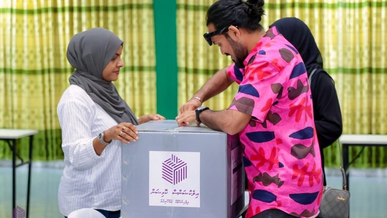 ލޯކަލް ކައުންސިލް އިންތިިހާބުގެ ވޯޓުލުން ކުރިއަށް ދަނީ- ފޮޓޯ: އިލެކްޝަންސް ކޮމިޝަން