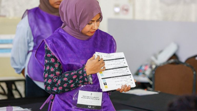 ވޯޓު ގުނުމުގެ މަސައްކަތް އިންތިހާބީ އޮފިޝަލުން ކުރަނީ: