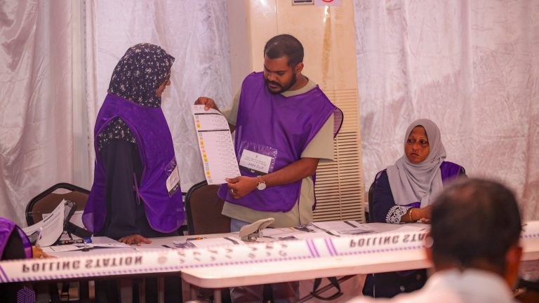 ވޯޓު ގުނުމުގެ މަސައްކަތް އިންތިހާބު އޮފިޝަލުން ކުރަނީ: