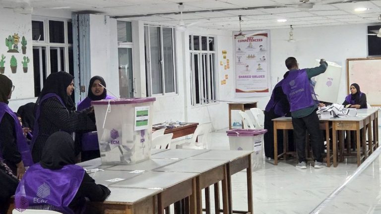 ވޯޓު ގުނުމުގެ މަސައްކަތް އިންތިހާބު އޮފިޝަލުން ކުރަނީ: