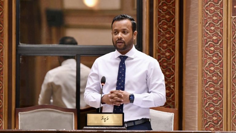 މިނިސްޓަރުގެ ހޫނު ހަމަލާތަކެއް މާލޭ އަދި އައްޑޫ ސިޓީ ކައުންސިލަށް