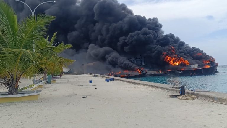 ފީއަލީ ފަޅުގައި އޮތް ތެއޮ ބޯޓެއްގައި ރޯވެފައި..
