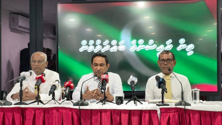 ސަރުކާރާއި ދެކޮޅަށް ކުރީގެ ތިން ރައީސުން މަސައްކަތް ފައްޓަވައިފި