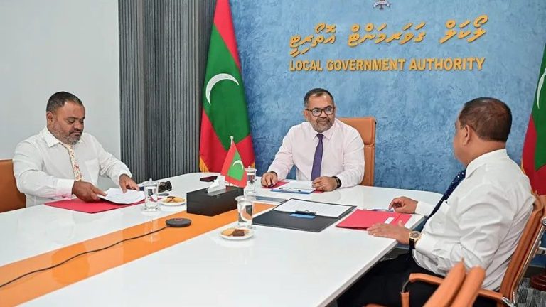 އެލްޖީއޭގެ ރައީސް އަދި ފިނޭންސް މިނިސްޓަރު މޫސާ ޒަމީރާއި އިސްބޭފުޅުން ބައްދަލުވުމެއްގައި.-- ފޮޓޯ: އެލްޖީއޭ